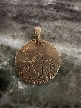 14k gold Jes Maharry Full of Love horse pendant charm like new
